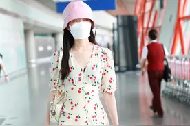 宋轶穿搭好清新！白色连衣裙搭粉色渔夫帽，比旗袍还惊艳图片