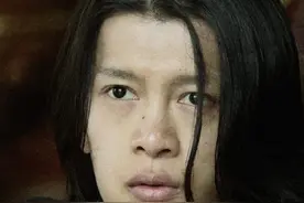 《八佰》三天十亿，一场戏摔十五次，这位“小”人物有大故事图片