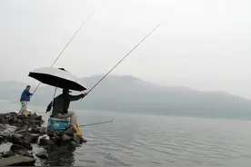 传统钓法并不过时，试试朝天钩，回忆过去还能钓到鱼图片