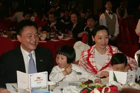 黄光裕有杜鹃，这个女人更传奇，丈夫突然去世，独掌企业再捐1亿图片