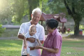 异地带孙子不怕苦累，最怕受气，身心漂泊还需理解忍让图片