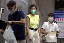 李嘉欣与老公牵手逛街，9岁儿子身高已超过妈妈肩膀，被赞家教好图片