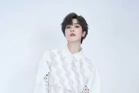 人 间 清 醒 郁 可 唯图片