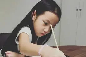 赵薇是她妈妈，她身价过亿从不穿名牌服饰，长相平平却气质感爆棚图片
