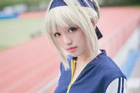 《Fate》saber运动服cos，洋溢着青春的气息！网友这是初恋的感觉图片