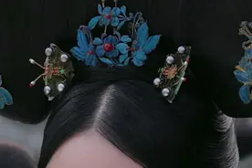 如懿传｜慧贵妃的旗头发饰：点翠珊瑚珠蝴蝶钗、点翠鱼跃发钗图片