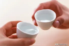 撕掉包装见真诚，醉人不过花与酒图片