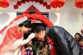 女子远嫁外地，回乡参加哥哥婚礼，却没一人来接，走出车站傻住图片