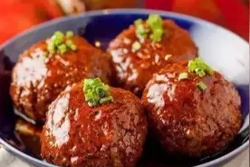 四喜丸子：中国传统名菜，寓意团圆吉祥，是一道不可错过的美食图片