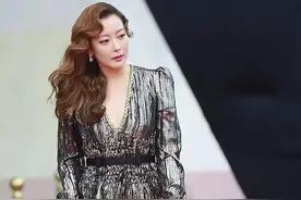 金喜善太会赶时髦！烫大波浪卷发穿金属裙，42岁皮肤嫩得像少女图片