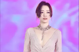 张靓颖终于惊艳一回，穿大V领裸色连衣裙还要开高叉，气场开挂图片