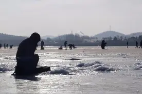 冰钓选点难？透过积雪、冰层看温差，巧用“察言观色”定钓位图片