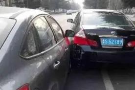 等红灯时如果前车抛锚，后车实线变道算违章吗？听交警叔叔怎么说图片
