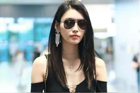 “千亿媳妇”奚梦瑶，“巴掌宽”的上衣秀蛮腰，身材好就是任性图片