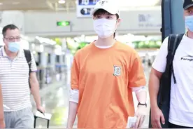 李宇春橙色Tee+白色骑行短裤+运动鞋+包袋休闲亮眼图片