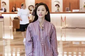 王子文的“手机链”火了，配紫色衬衫真时髦，小个子女生心动了图片