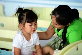 幼儿园女孩躺2小时不准动，惹怒家长，学校规章制度引争议图片
