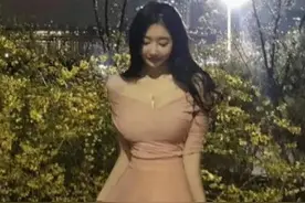 搞笑GIF开心一刻：妹子，你的嘴巴真的太大了图片