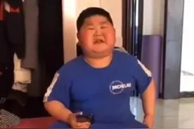 “抠门”弟弟忍痛买单后气哭：你不要面子，我还要面子啊呜呜呜图片