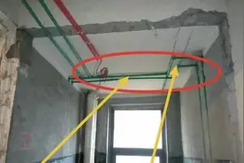 现场实拍：装修工人水管走顶！被老爸立马喝止，这简直在毁新房！图片