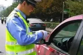 交警提醒：以后这个不能放副驾，发现直接罚200扣3分，尤其女司机图片