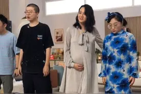 太拼！朱丹孕期录节目，因肚子太沉全程手扶，还得助理帮忙换鞋图片