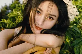 赵丽颖森系大片曝光，雏菊背心配草帽好少女，生娃后变得优雅气质图片