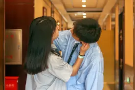 这四种行为，女人没有拒绝你，并不代表她一定喜欢你图片