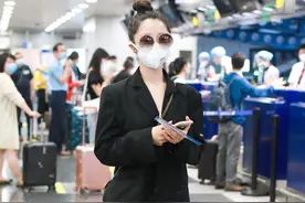 街拍：肖燕穿黑西装配真丝裤搭帆布鞋，尽显时髦可爱图片