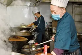 厨师复工现状：遭降薪，一个人干三个人的活，出品总监变传菜小弟图片