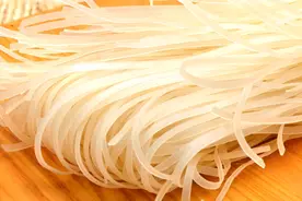 广东惠来县11人食用河粉后出现疑似食物中毒症状：已有5人送院，其中1人经全力抢救、医治无效去世图片