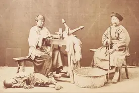 晚清老照片：李鸿章面无表情，小商贩破衣烂衫，富家女小脚纤细图片
