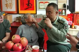 “4个人1条腿”的一等功臣，中秋探望94岁烈士妈妈，潸然泪下图片