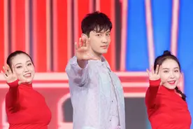 42岁黄晓明换发型堪比整容，放下刘海变身小鲜肉，年轻了不止10岁图片