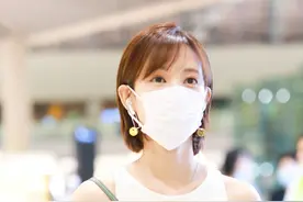 李一桐现身机场，白色背心搭配牛仔裤，剧中剧外清新自然惹人爱图片