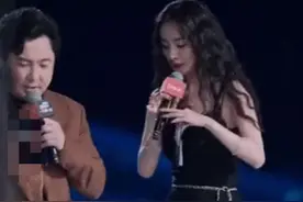 杨幂穿10厘米细高跟，在台上无人搀扶不知所措，网友：沈腾避嫌图片