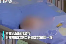 刚满月女婴在妈妈外婆监护下游泳，脖圈惹祸不幸身亡图片