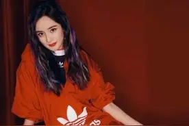 “黑丝袜”已经过时！今年流行的是“玻璃袜”，穿上洋气又时髦图片