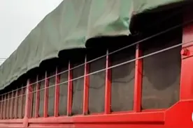老司机盖篷布有妙招，装卸仅需几秒钟，干活真轻松图片