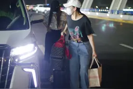 杨颖深夜现身上海机场，小海绵在车里不舍离开，长发飘飘仙气足图片