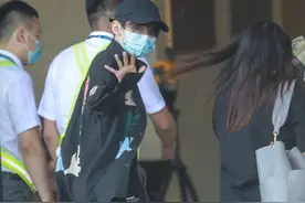 王源现身机场，一身黑衣酷帅难挡，回眸挥手致谢粉丝图片