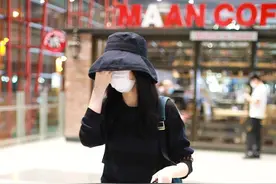 迷之衣品？春夏穿黑T搭大码牛仔裤，165cm看着像155cm图片