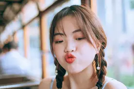 救命！被已婚5年的女同事在车里反撩，我该怎么办？图片