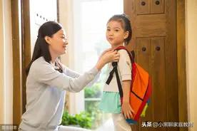 孩子穿鞋，“帮助型”父母蹲下来帮忙，“协助型”父母怎么做？图片