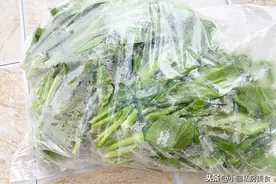 青菜保鲜法，有纸巾就能搞定，放冰箱一个星期都不坏图片