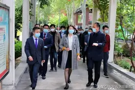 河南省副省长霍金花到洛阳市东方第二中学 视察初三年级返校复学工作图片