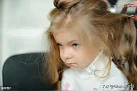 「亲子英文」让我给你梳头发 Let me comb your hair图片