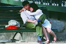 80年代的情侣们：单纯美好，结婚的成本很低，图3男子很像曾小贤图片