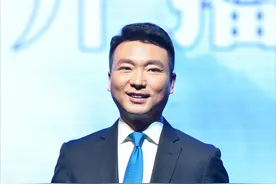 他是央视著名主持人康辉，娶了同事刘雅洁，却为何选择丁克？图片