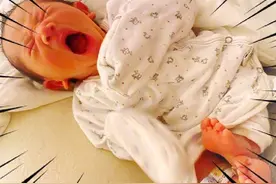 陈小春二度当爸超兴奋！晒儿子正面照，小家伙嘴巴大张小脚丫抢镜图片